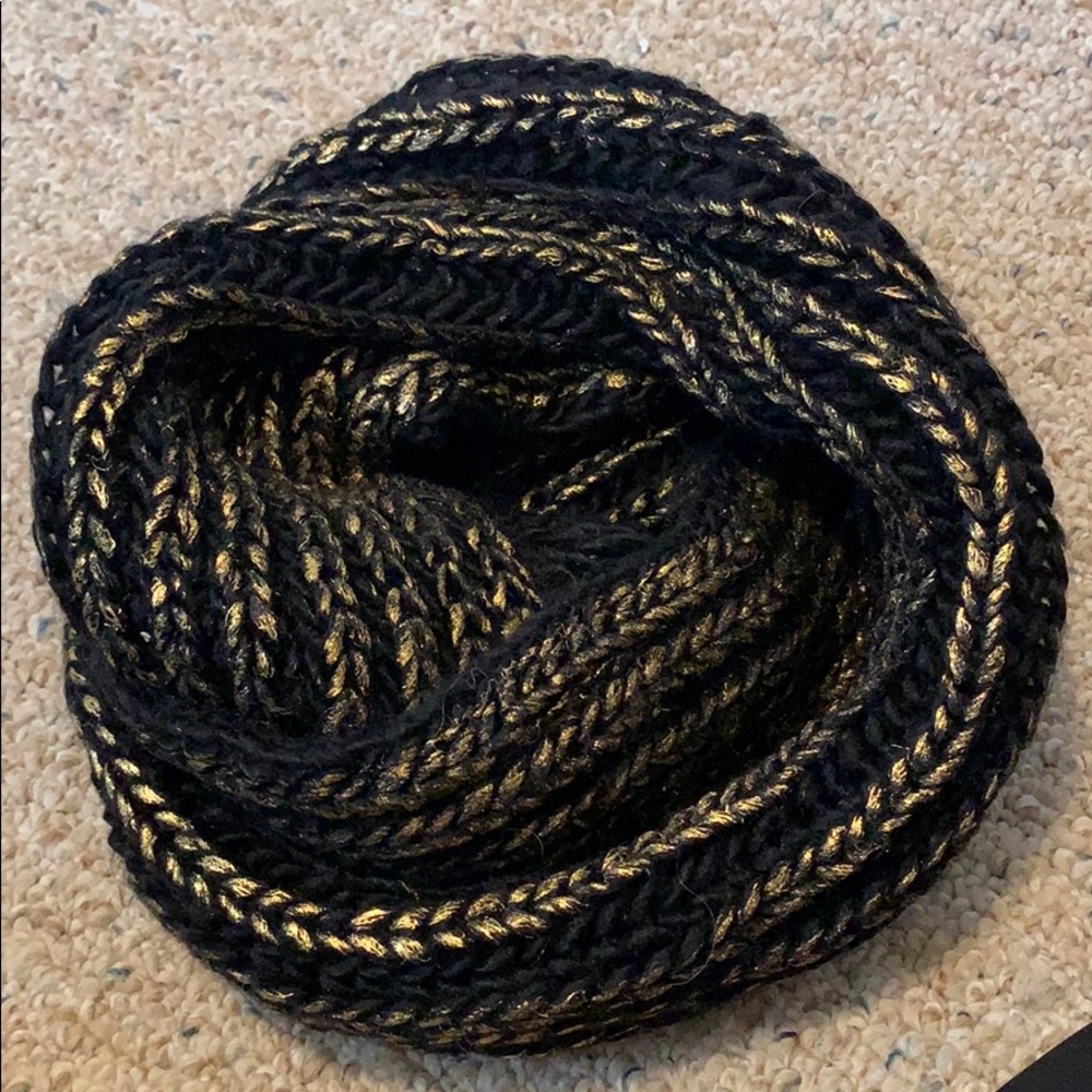 Black and gold circle wrap scarf - Picture 2 of 2